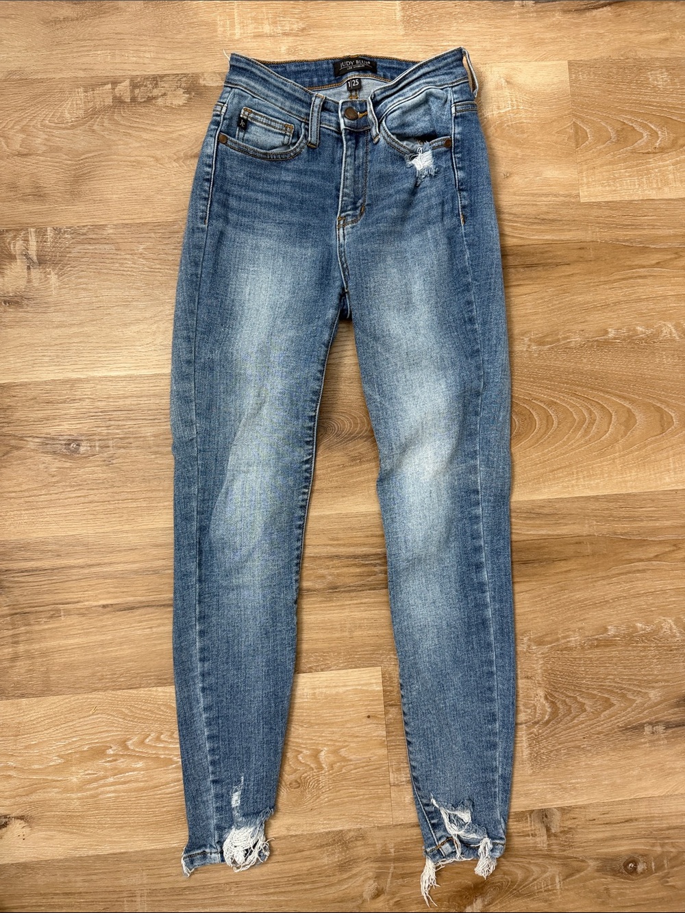 Judy Blue Light-Medium Blue Skinny Jeans with Distressed Hem